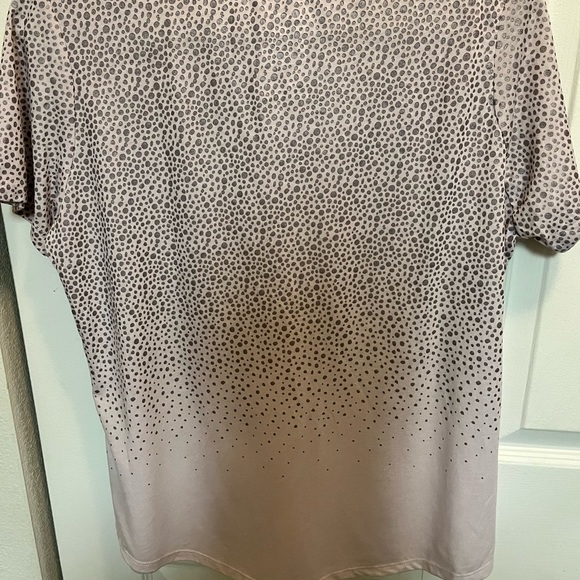 NIKE NWOT AUTHENTIC BLUSH PINK WITH GRAY DOTS & SCOOP NECK SHORT SLEEVES TEE - Picture 10 of 17